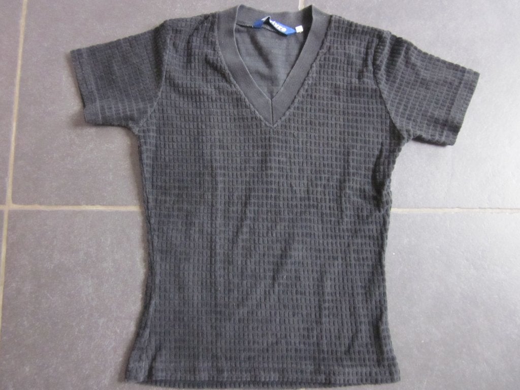 zwart T-shirt met rechthoekige blokjes van het merk Vivre, Kleding | Dames, T-shirts, Zwart, Ophalen of Verzenden, Korte mouw