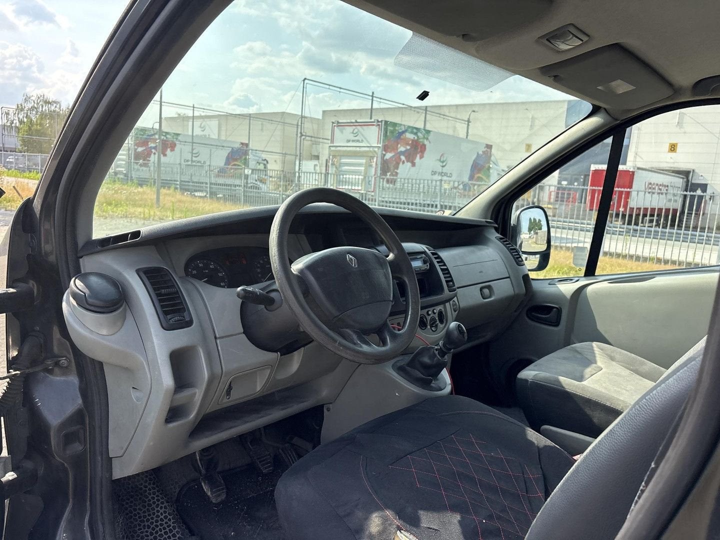 Renault Trafic 2.5 dCi T29 L1H1 | € 2.950,- NETTO! | Airco |, Auto's, Bestelwagens en Lichte vracht, ABS, Renault, Zwart, Bedrijf