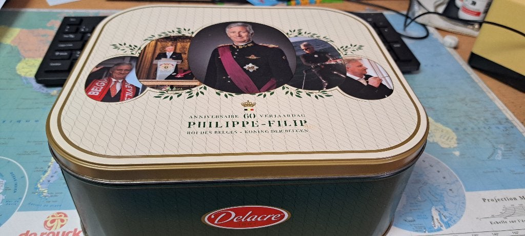 Boite Delacre - 60 ans du roi Philippe, Collections, Boîte en métal, Enlèvement, Comme neuf, Biscuits, Autres marques