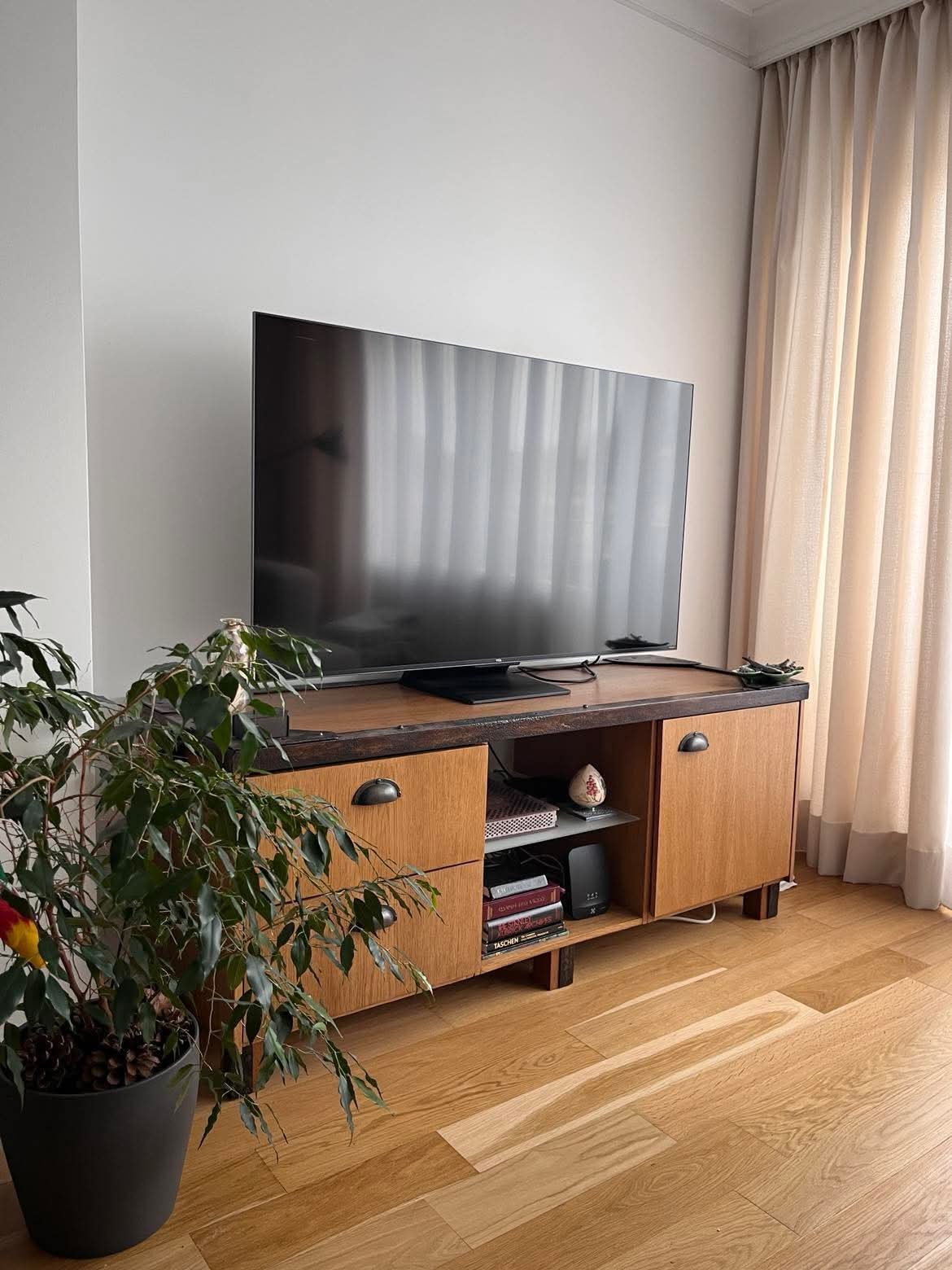 Tv-meubel van hout en metaal, Ophalen, 100 tot 150 cm, Zo goed als nieuw, Eikenhout
