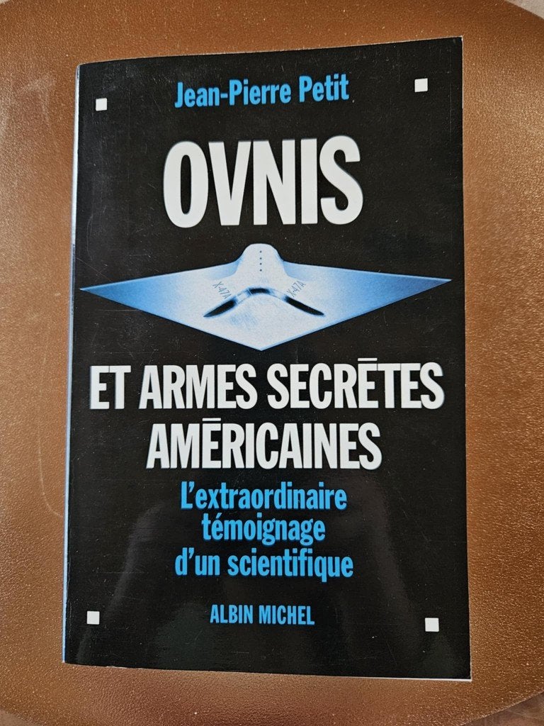 Livre OVNIS et armes secrètes américaines de Petit, Livres, Guerre & Militaire, Comme neuf, Enlèvement ou Envoi