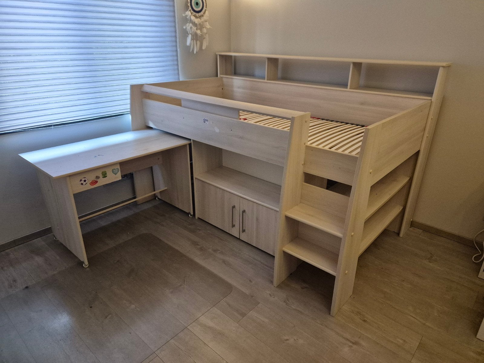 lit enfant avec bureau  a donner , lundi jeter au container, Ophalen
