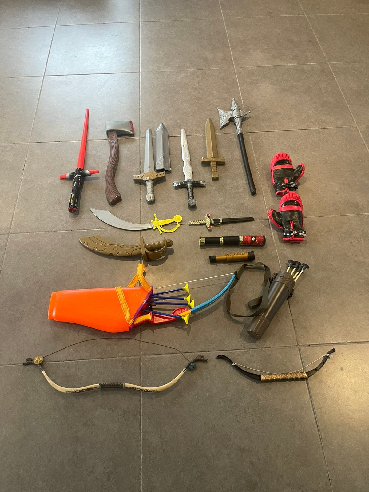 Grand lot d'armes de déguisement : épées, haches, arcs, Enlèvement, Utilisé, Autres types