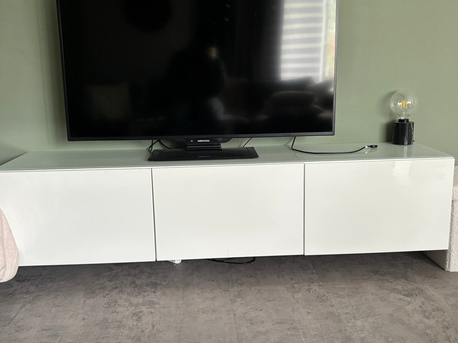 Meuble TV blanc brillant Besta avec panneau en verre/blanc, Maison & Meubles, 25 à 50 cm, Moins de 100 cm, 150 à 200 cm, Comme neuf