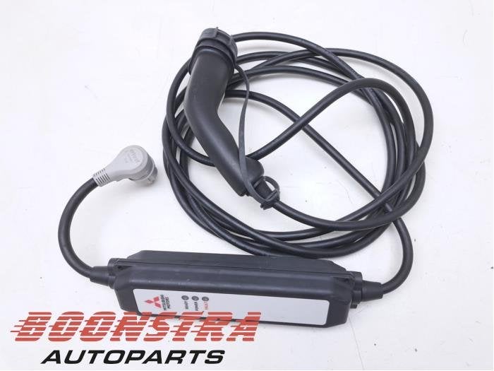 Câble de recharge hybride d'un Mitsubishi Eclipse Cross (Ec, Autos : Pièces & Accessoires, -, 3 mois de garantie, Utilisé, Mitsubishi