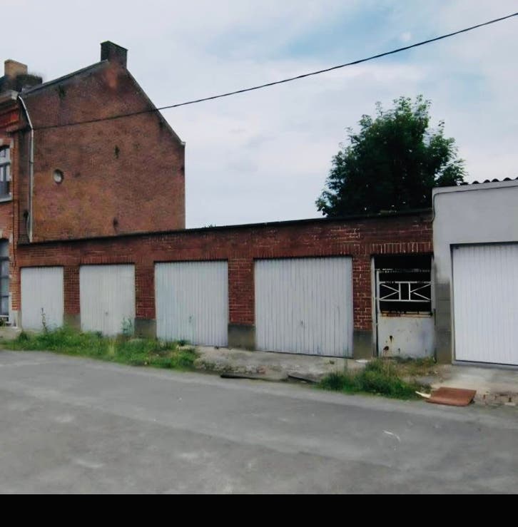 4 garages avec beau projet immobilier pour 4 appartements