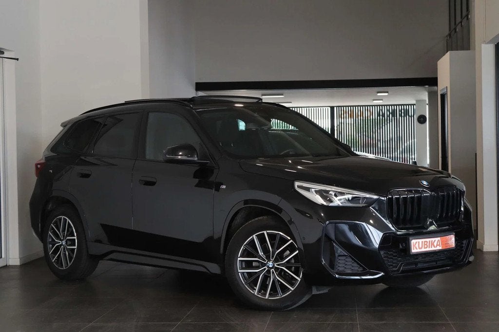 BMW X1 X1 1.5iAS sDrive18 M-Pack CruiseC Pano Garantie*, Gebruikt, Zwart, 136 pk, Zwart