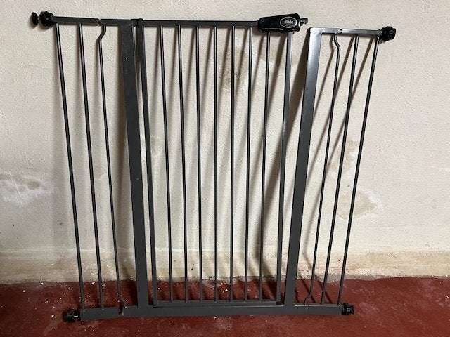 hoog babyhekje verstelbaar van 100,8 cm tot 108,4 cm, Kinderen en Baby's, Traphekjes, Ophalen, 100 tot 115 cm, Zo goed als nieuw