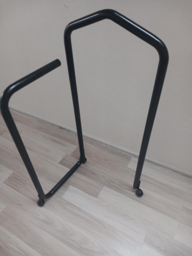Porte vêtement en metal noir à roulettes, Enlèvement, Porté, Noir