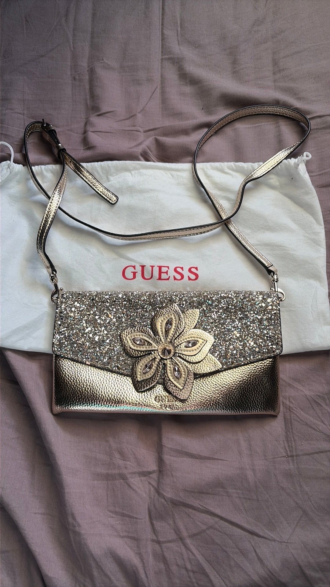Clutch guess met omhulsel, Bijoux, Sacs & Beauté, Enlèvement ou Envoi, Comme neuf, Sac de soirée