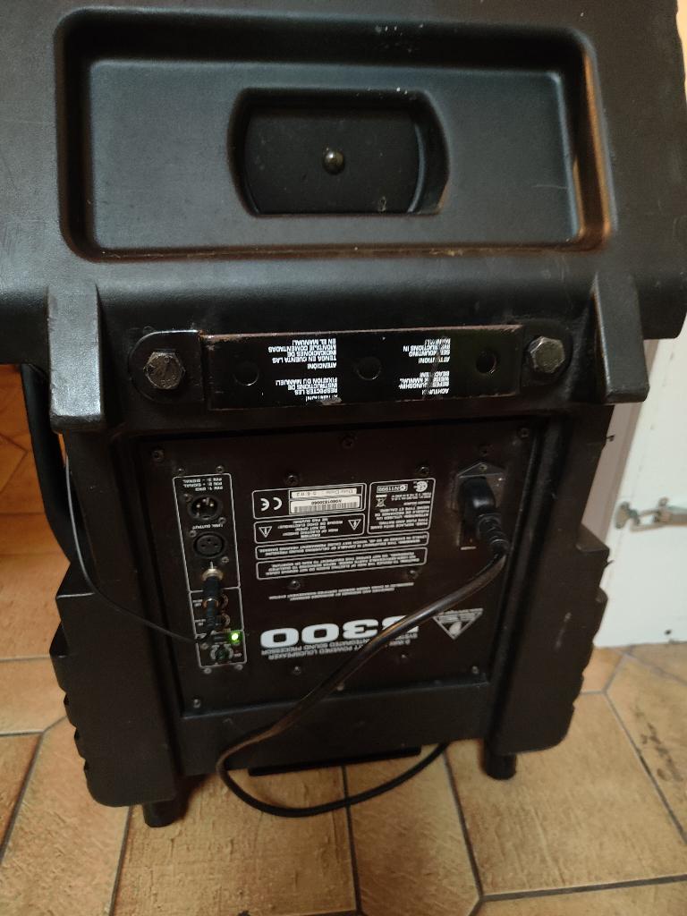 behringer met versterker, Ophalen, Gebruikt, Basgitaar, 100 watt of meer