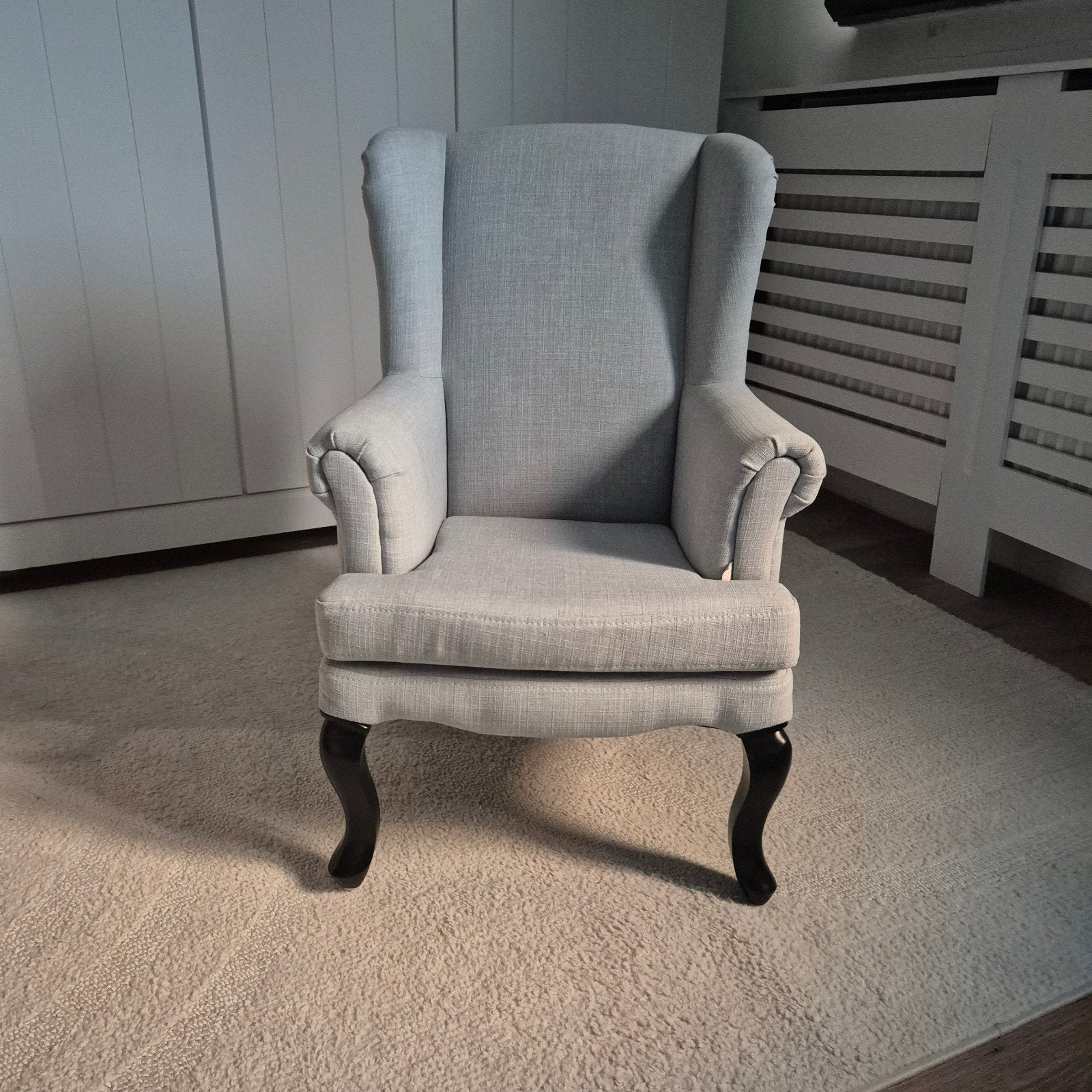 Lichtgrijze kinderfauteuil met sierlijke houten poten, Ophalen, Minder dan 50 cm, Minder dan 75 cm, Zo goed als nieuw
