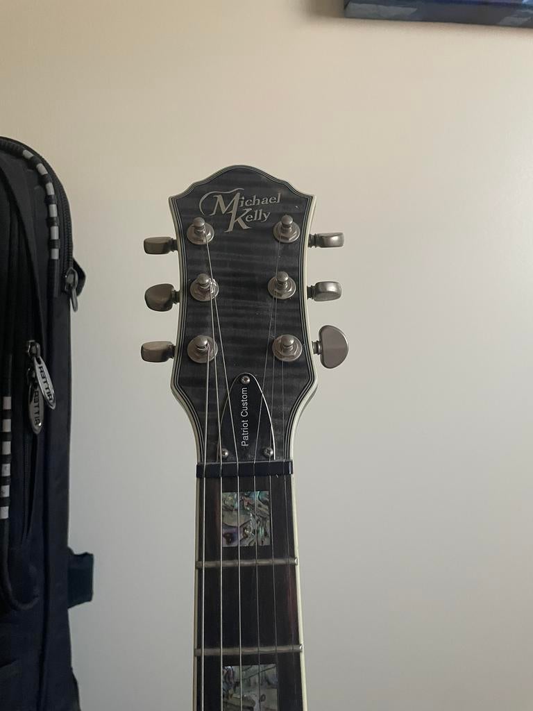 Electrische gitaar Michael Kelly met staander en hoes