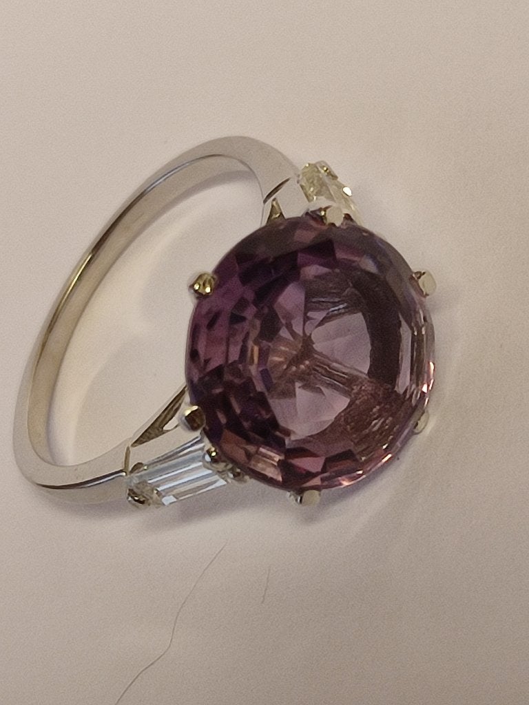 Gouden ring met amethist 5,85kt en diamanten 0,57kt, Ophalen of Verzenden, Zo goed als nieuw, 17 tot 18, Met edelsteen