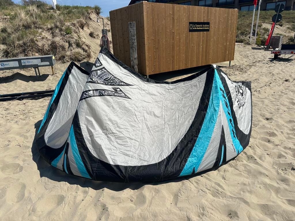 Naish kite pivot kite 8m, Watersport en Boten, Kitesurfen, Ophalen, Zo goed als nieuw, Kite