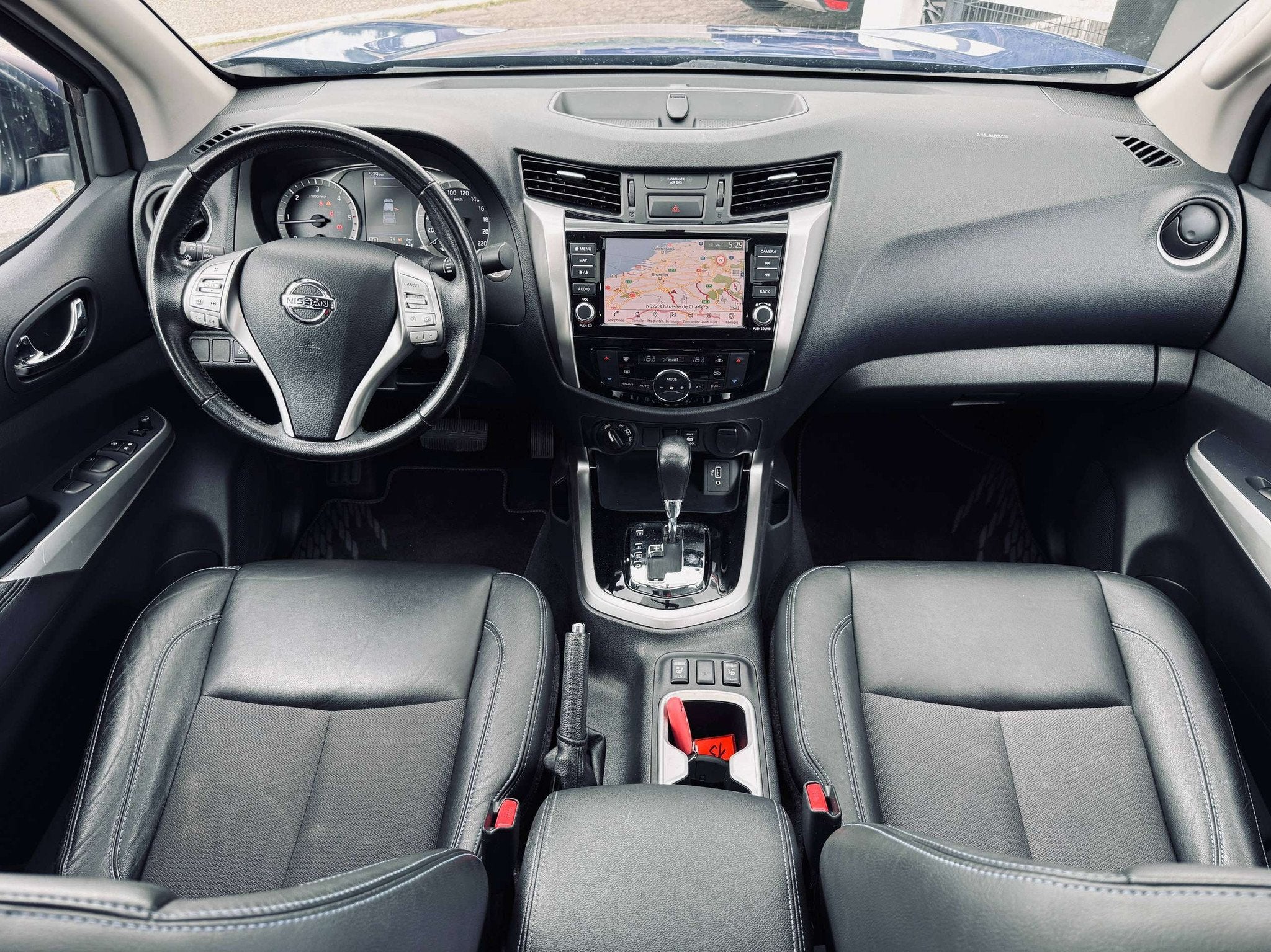 Nissan Navara 2.3 dCi 4WD N-Guard AUTOMATIQUE, Garantie 1an, Autos, Cuir, Autres modèles, Achat, 4 portes