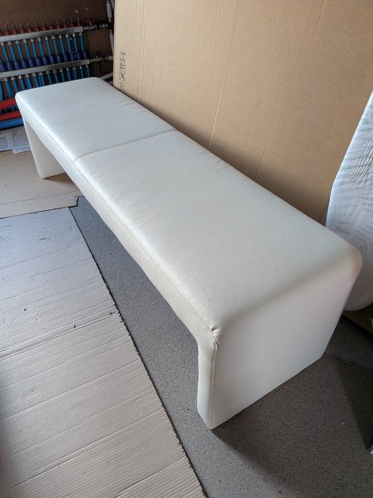 GRATIS kunstleren bankjes (voor eettafel), Huis en Inrichting, Ophalen, Gebruikt, Wit, Modern