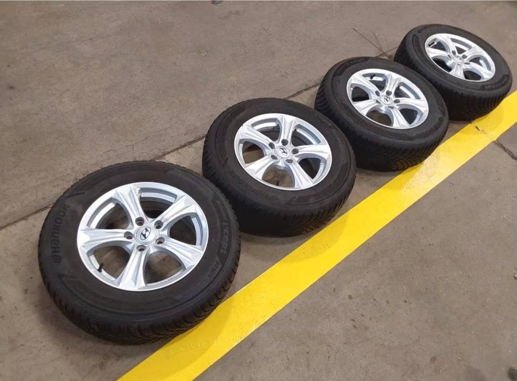 Très belles roues hiver Hyundai Tucson 215/70-16, Auto-onderdelen, Banden en Velgen, Ophalen, 16 inch, Banden en Velgen, Winterbanden