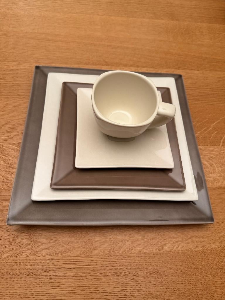 Modern 72-delig servies, Ophalen, Keramiek, Zo goed als nieuw, Effen