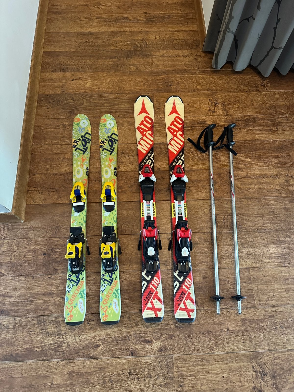 Quechua ski’s 100 cm + Atomic ski’s 110 cm + skistokken, Sport en Fitness, Skiën en Langlaufen, Ophalen, Zo goed als nieuw, Ski