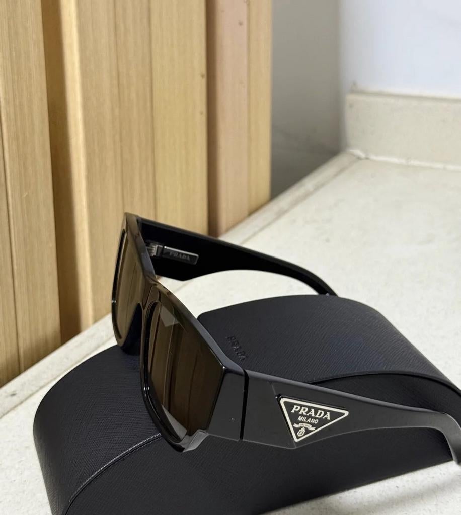 Lunette Prada, Envoi