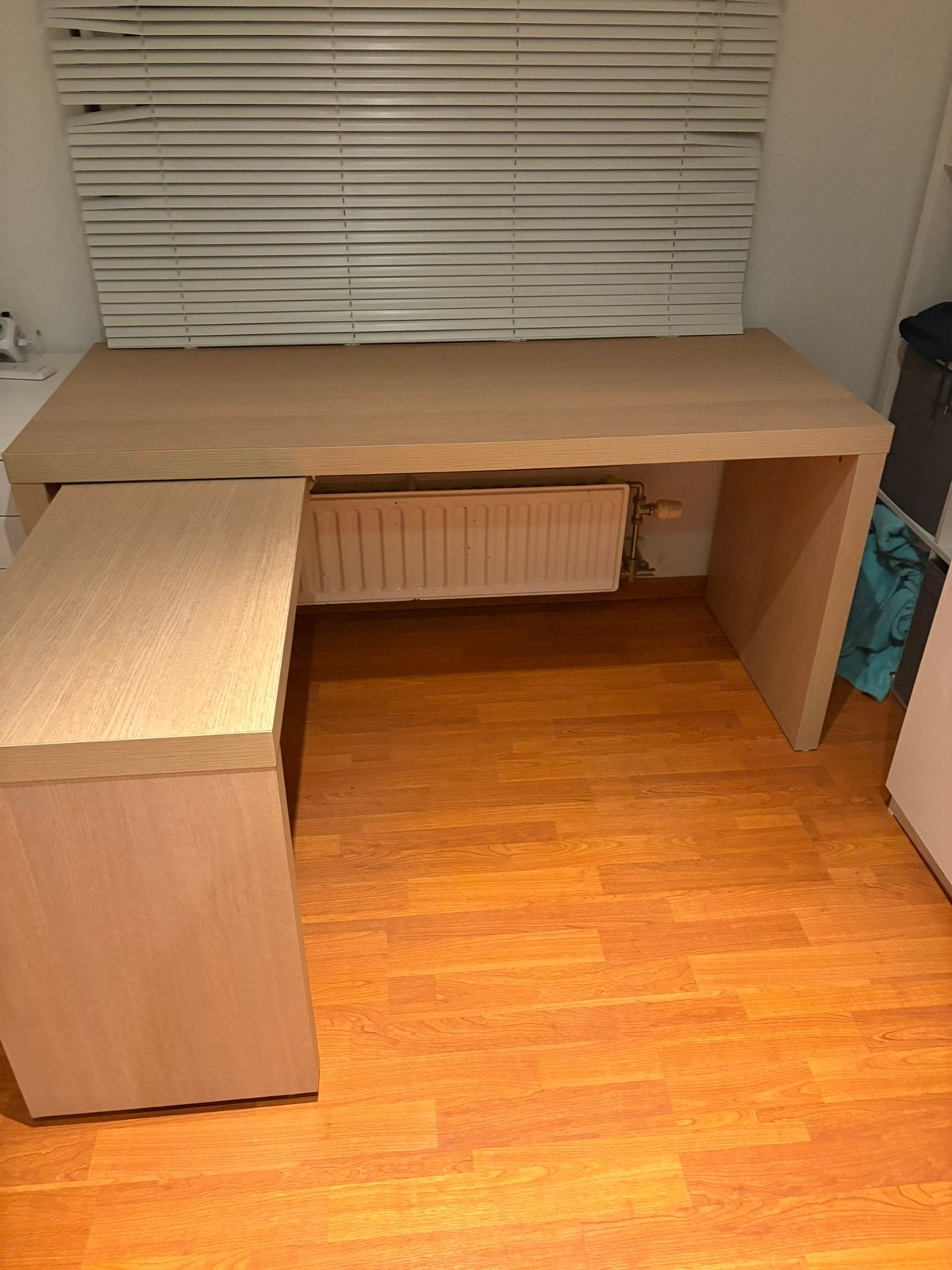 Uitschuifbare MALM BUREAU, Huis en Inrichting, Ophalen, Zo goed als nieuw