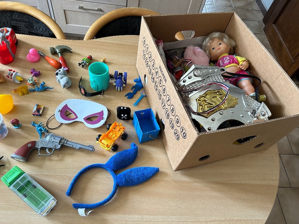 Volle bananendoos speelgoed vr rommelmarkt, Diversen, Rommelmarktspullen, Ophalen