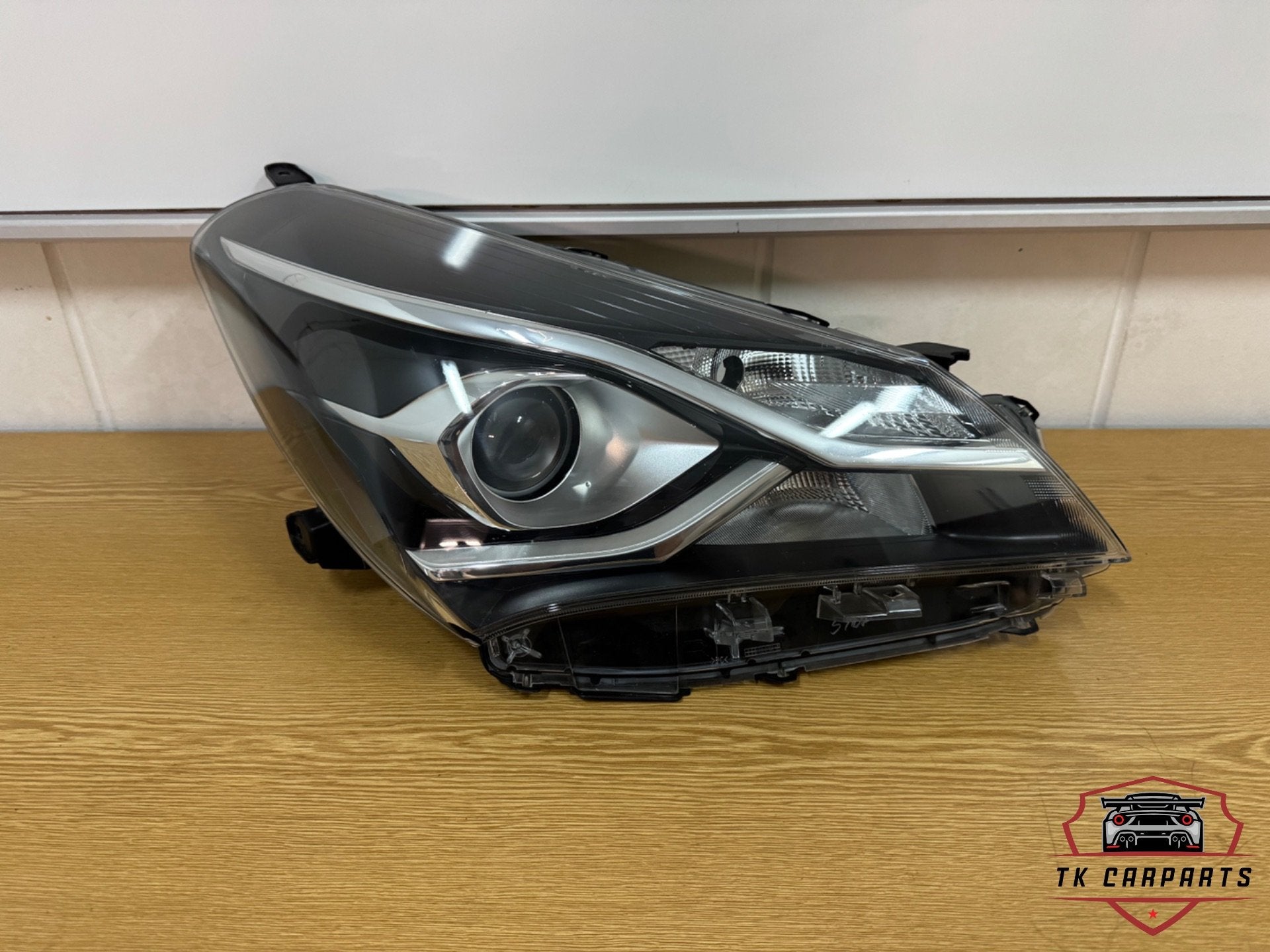 Toyota yaris p13 halogeen koplamp rechts, Info@toyota.co.jp, Nieuw, Toyota Motor Corporation, Toyota-Cho 1
471-8571  Toyota City