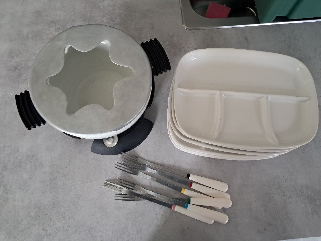 Le Creuset Gietijzeren fondueset met 6 porseleinen borden, Elektronische apparatuur, Ophalen, Gebruikt, Fondueset