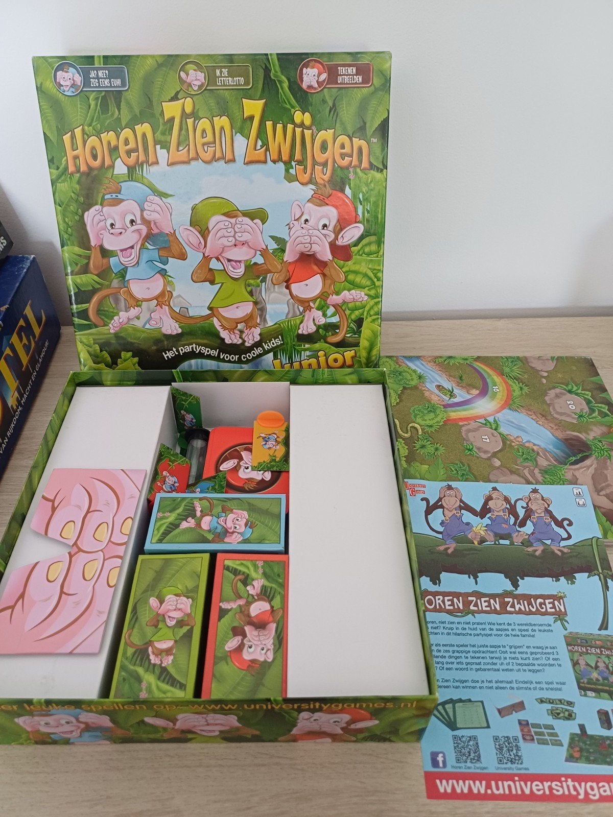 Horen, zien en Zwijgen, Ophalen