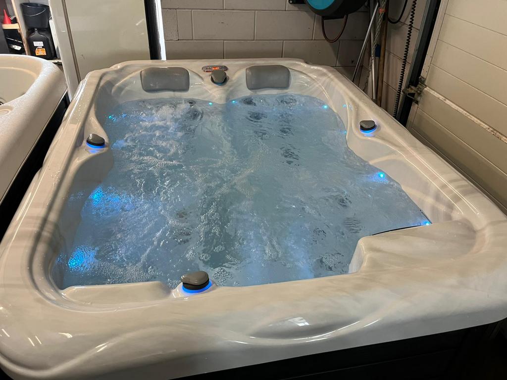 Prachtige luxe 3 persoons Wellis Spa Mars in nieuwstaat!!!, Ophalen, Zo goed als nieuw, Filter