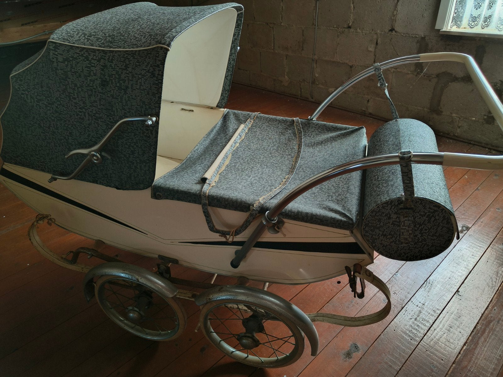 grijs/wit kinderwagen met verzorgtrommel uit 1960,, Antiek en Kunst, Ophalen