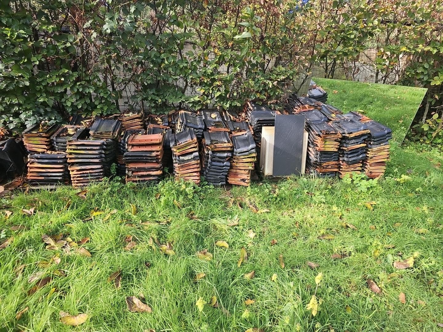 Zwart geglazuurde dakpannen op paletten – ca. 20 m² + zijpan, Enlèvement, Noir, Tuiles