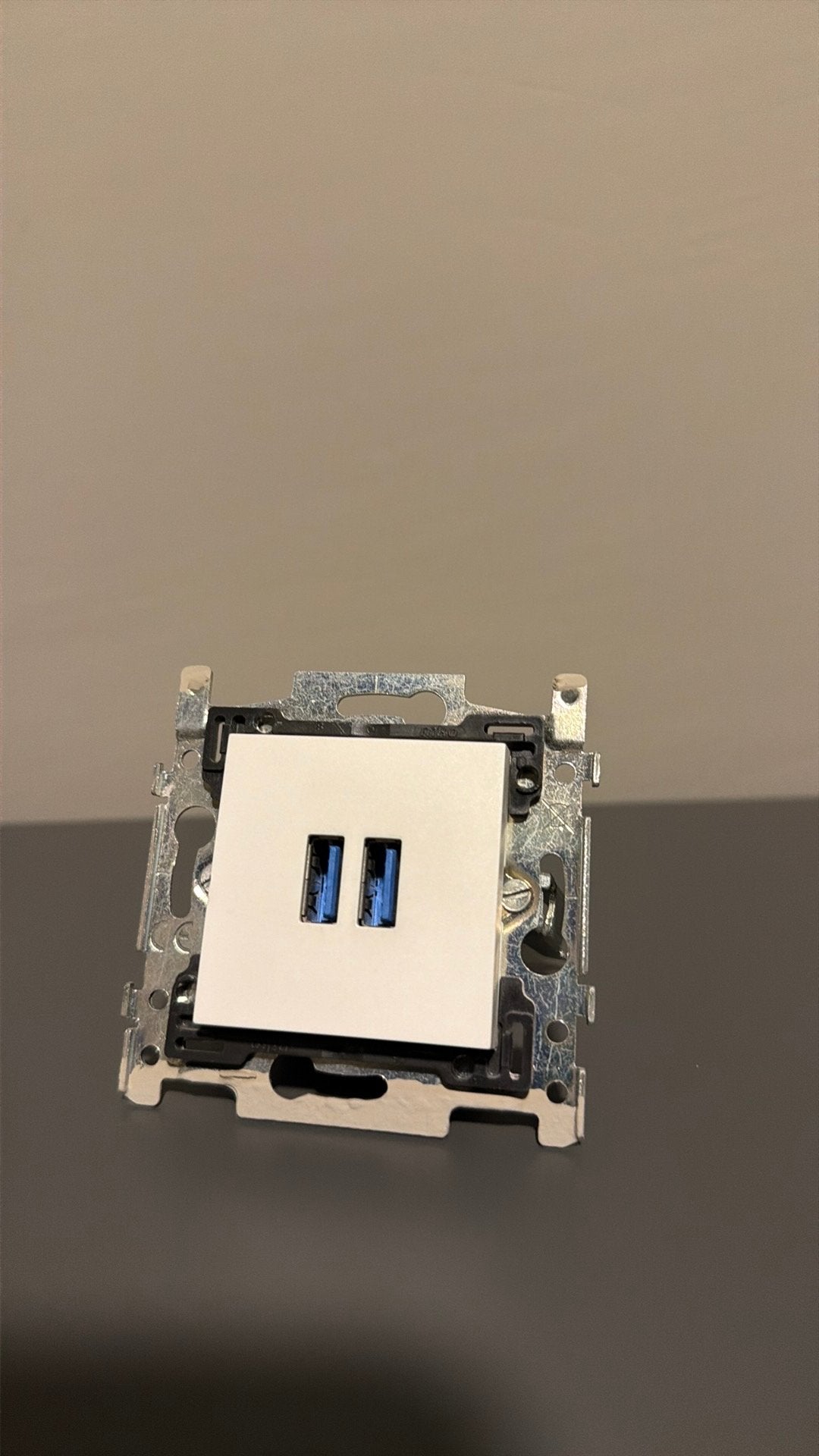 Niko USB-stopcontact, Ophalen of Verzenden, Gebruikt, Stopcontact