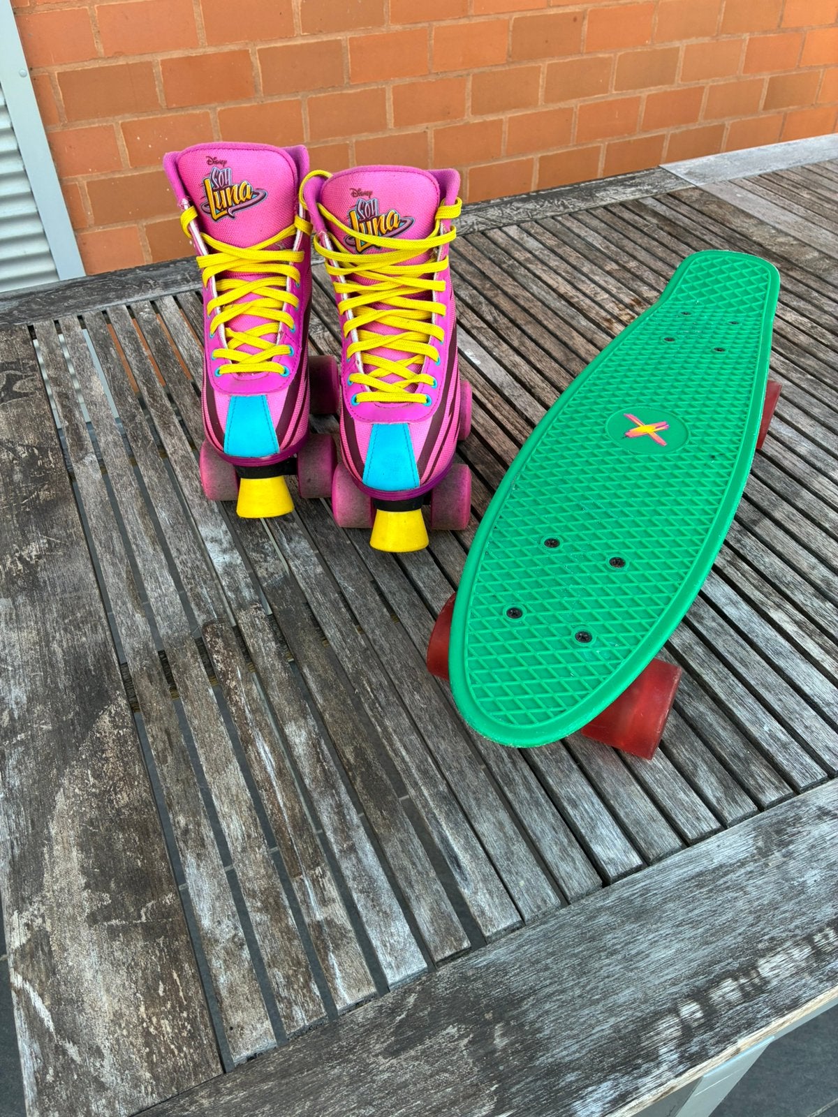 Roze Rolschaatsen maat 34/35 en Groen Penny board, Kinderen en Baby's, Ophalen, Zo goed als nieuw