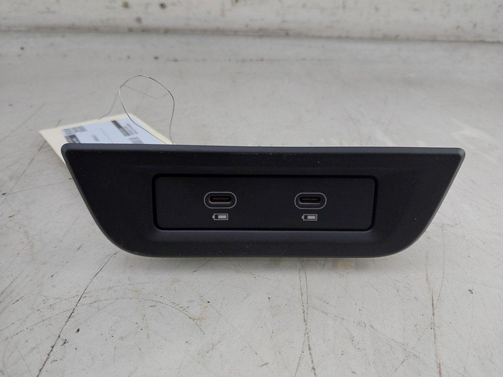 AUX/USB POORT Porsche Taycan (Y1A) (|9J1035722B|), Gebruikt, Porsche Deutschland GmbH, Porscheplatz 1
70435  Stuttgart, DE, Porsche