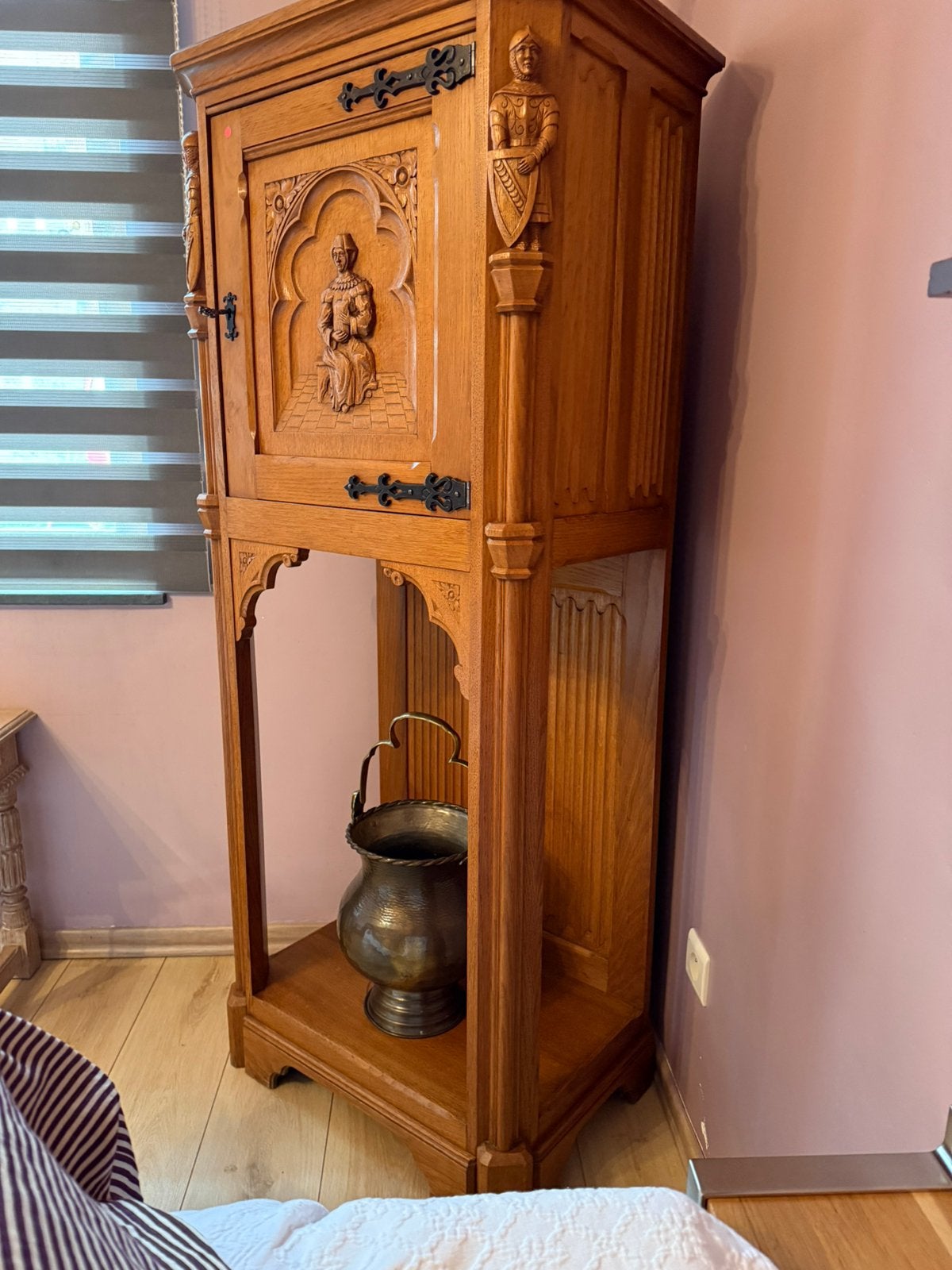 Armoire d'angle unique en chêne massif avec sculptures, Enlèvement