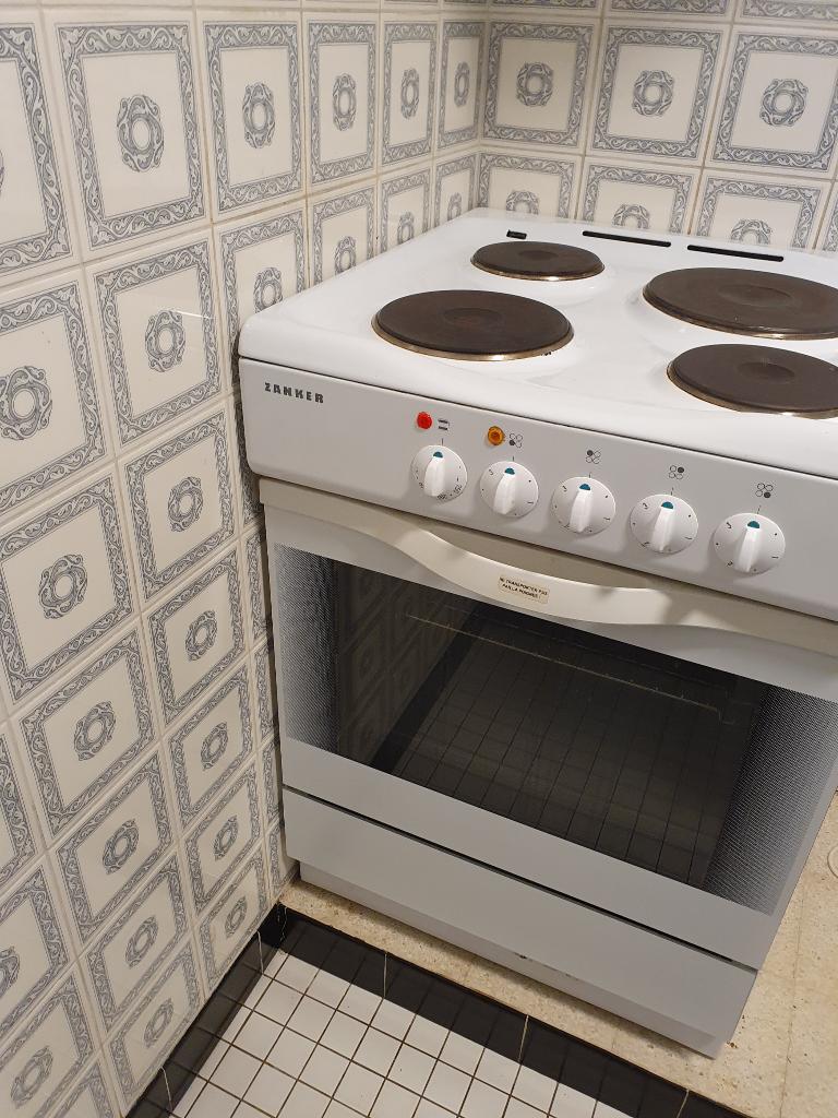 Elektrisch Fornuis met Oven, Ophalen, Gebruikt, 4 kookzones, 85 tot 90 cm
