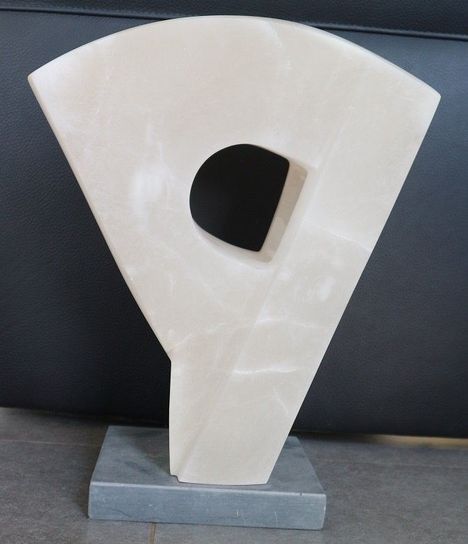 Lieven DEBRABANDERE, doorkijk in albast, Antiek en Kunst, Ophalen, Handgemaakt, 20 - 50 cm, Beeld