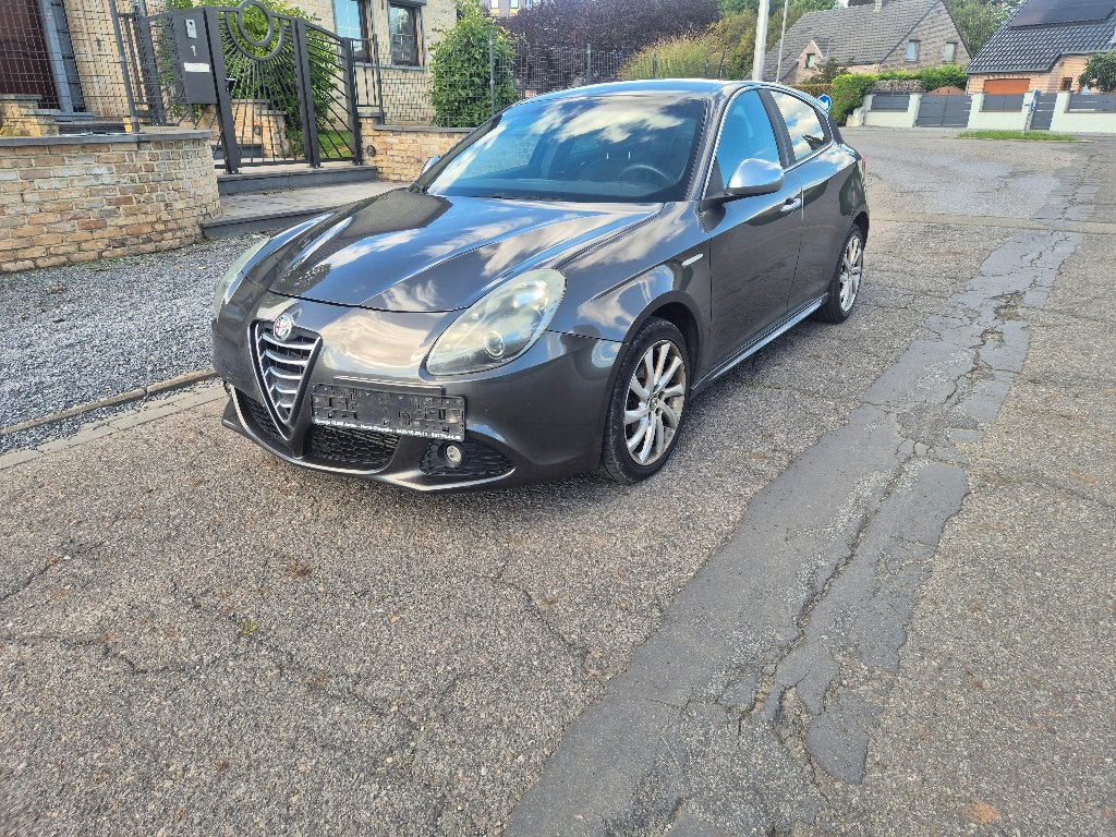 Alfa Roméo giulietta 2000€ a emporté, Achat, 1590 cm³, Noir, 5 portes