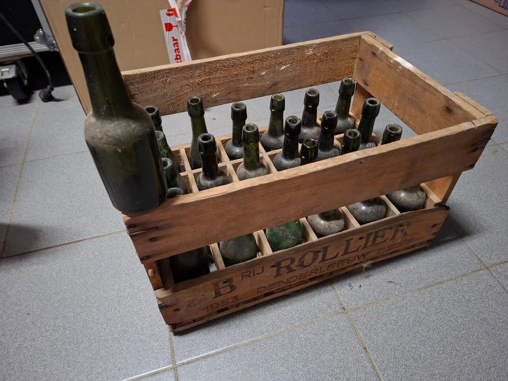 Een oude bierbak Rolier met bierflesje uit 1953, Verzamelen, Ophalen, Flesje(s)