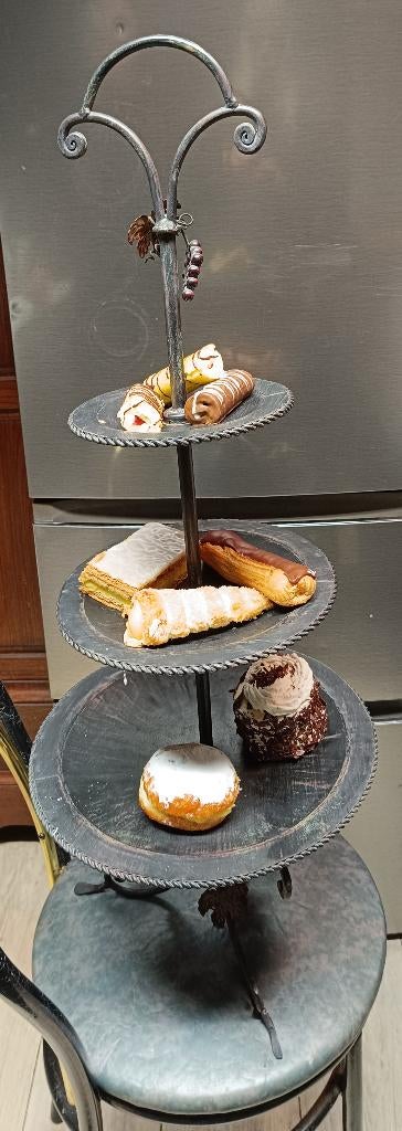 Metalen patisserie etagere te koop., Maison & Meubles, Enlèvement ou Envoi, Comme neuf, Rond, Métal