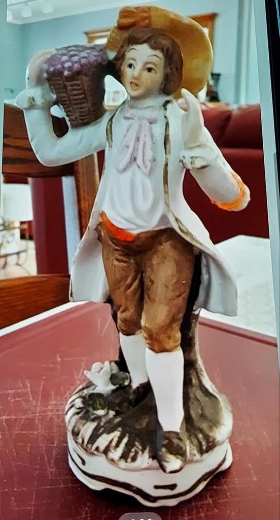 Statue en biscuit, bras un peu recollé, Ophalen of Verzenden