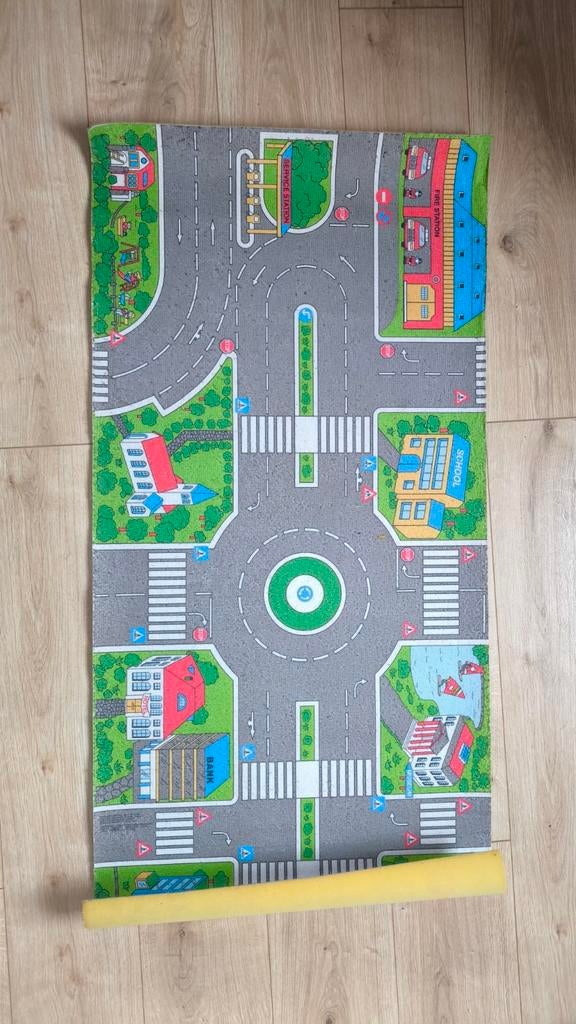 Tapis pour petite voiture, Comme neuf