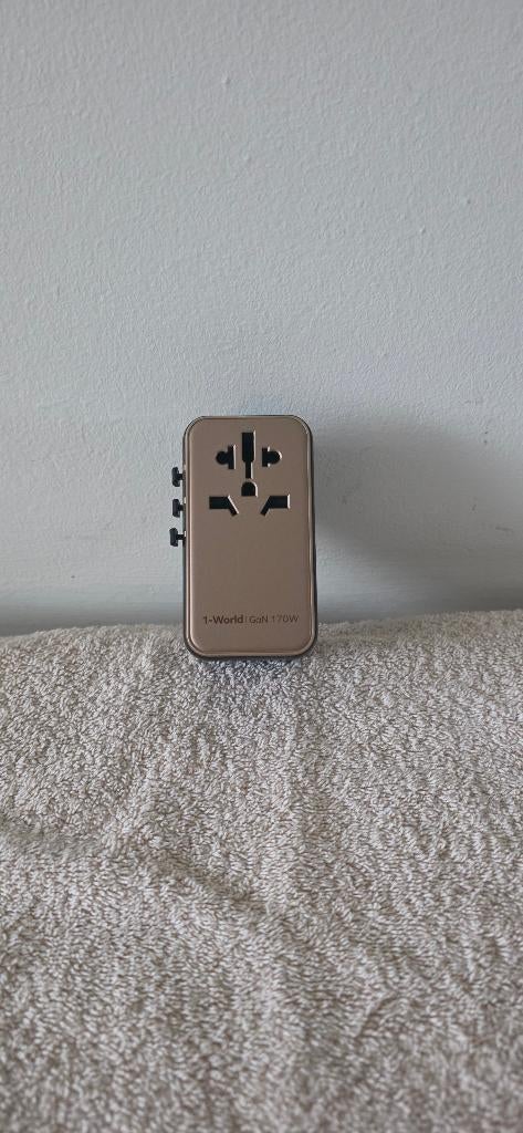 MOMAX 170W GaN Reisadapter 3x USB‑C PD Wereldstekker, Ophalen of Verzenden, Zo goed als nieuw