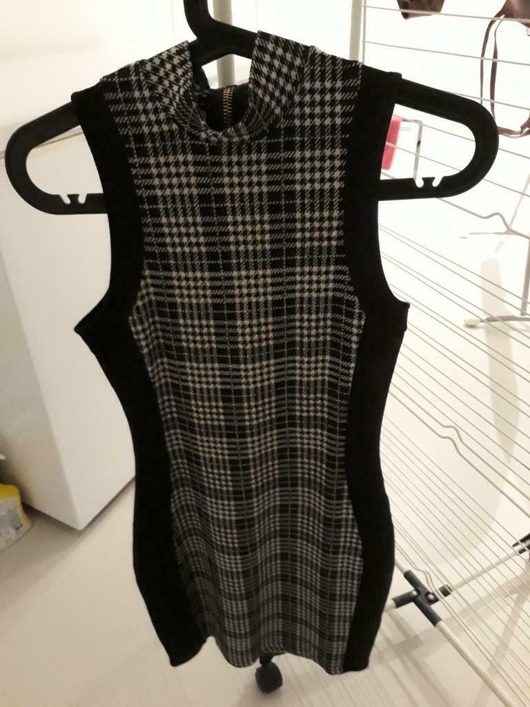 Stradivarius small kleedje zwart-wit, Enlèvement ou Envoi, Comme neuf