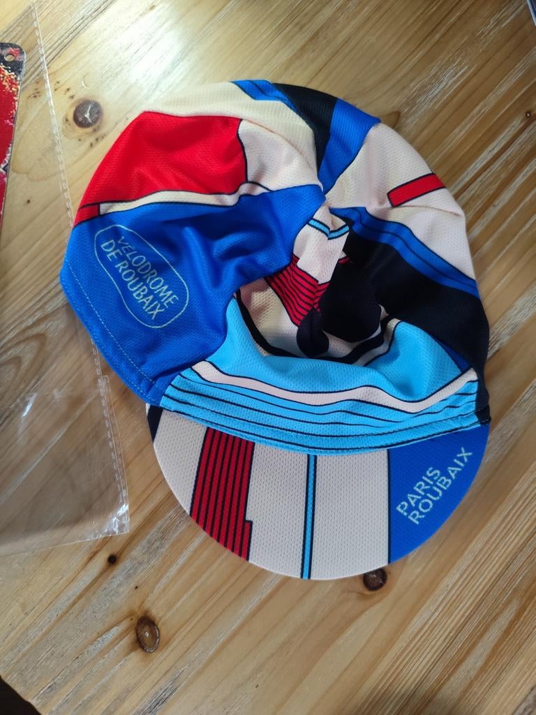 Casquettes Paris - Roubaix. Vélodrome de Roubaix. Neuve., Enlèvement ou Envoi, Comme neuf
