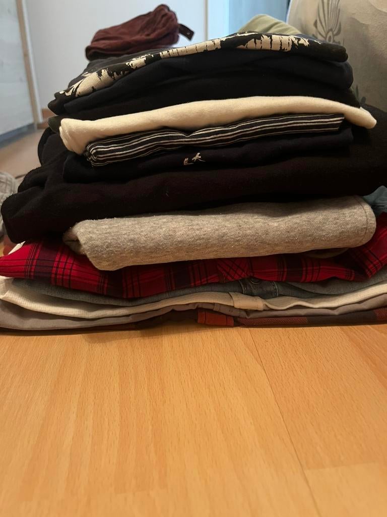 Pakket jongens kledij 122/128, Ophalen