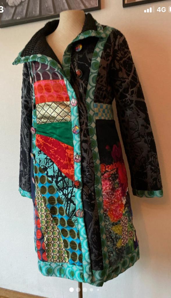Prachtige jas met verschillende motieven en kleuren., Ophalen of Verzenden, Zo goed als nieuw, Maat 38/40 (M), Overige kleuren
