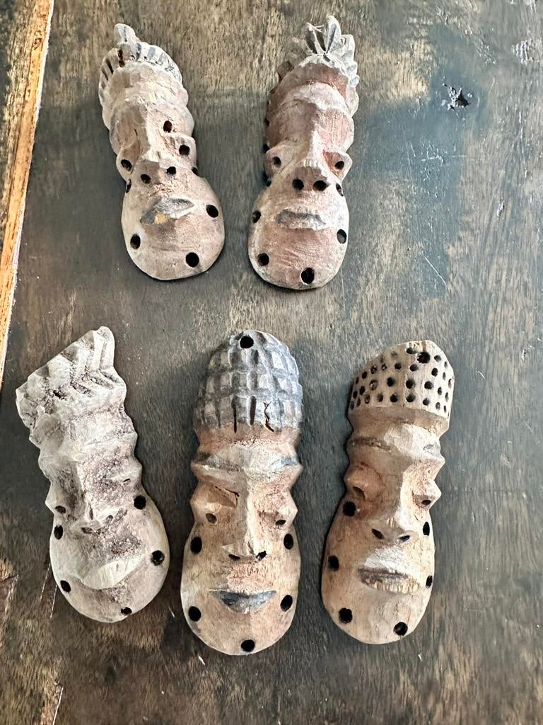 Pende 5 Ikhoko amuletten in hout tribale etnische kunst 1930, Antiek en Kunst, Verzenden